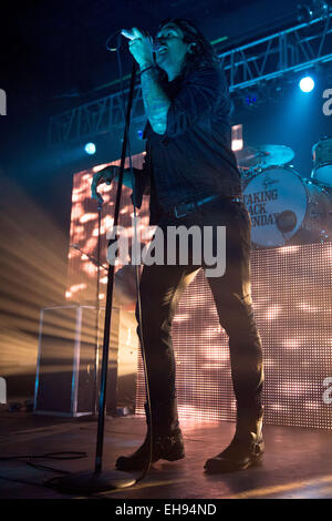 Milwaukee, Wisconsin, Stati Uniti d'America. 8 Mar, 2015. Il cantante ADAM LAZZARA di tornare domenica esegue sul palcoscenico il Rave a Milwaukee nel Wisconsin © Daniel DeSlover/ZUMA filo/Alamy Live News Foto Stock