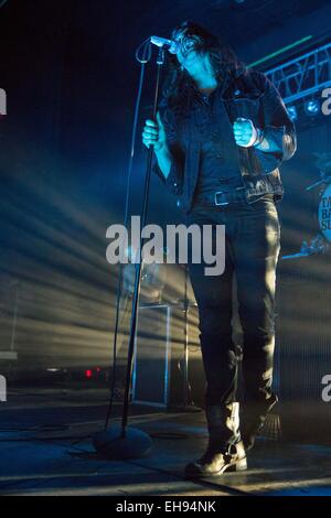 Milwaukee, Wisconsin, Stati Uniti d'America. 8 Mar, 2015. Il cantante ADAM LAZZARA di tornare domenica esegue sul palcoscenico il Rave a Milwaukee nel Wisconsin © Daniel DeSlover/ZUMA filo/Alamy Live News Foto Stock