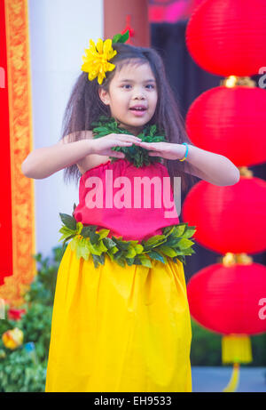 Il tahitiano ballerini folk eseguire presso il Capodanno cinese che si terrà a Las Vegas Foto Stock