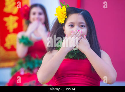 Il tahitiano ballerini folk eseguire presso il Capodanno cinese che si terrà a Las Vegas Foto Stock