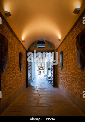 Touring un castello europeo nella città di Segovia, Spagna. Foto Stock