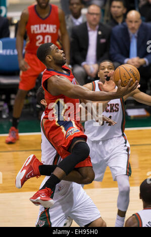 Milwaukee, WI, Stati Uniti d'America. 9 Mar, 2015. New Orleans pellicani guard Tireke Evans #1 va per un colpo durante il gioco NBA tra il New Orleans pellicani e il Milwaukee Bucks a BMO Harris Bradley Center di Milwaukee, WI. Pellicani sconfitti i Bucks 114-103. John Fisher/CSM/Alamy Live News Foto Stock