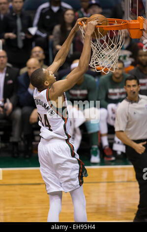 Milwaukee, WI, Stati Uniti d'America. 9 Mar, 2015. Milwaukee Bucks avanti Giannis Antetokounmpo #34 punteggi su Slam Dunk durante il gioco NBA tra il New Orleans pellicani e il Milwaukee Bucks a BMO Harris Bradley Center di Milwaukee, WI. John Fisher/CSM/Alamy Live News Foto Stock