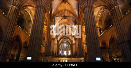 All'interno di un grande vecchio e la splendida cattedrale gotica di Barcellona, Spagna. Foto Stock