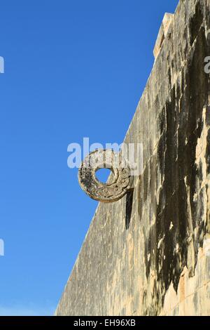 Pietra scolpita hoop a grande campo per il gioco della palla, Yucatan, Messico Foto Stock