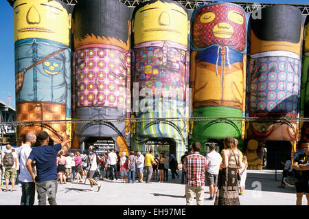 Granville Island, Vancouver, BC, British Columbia, Canada - "Giganti arte pubblica dipinta su cemento sili da parte di artisti brasiliani Foto Stock