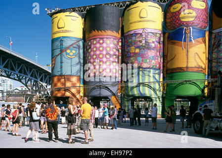 Granville Island, Vancouver, BC, British Columbia, Canada - "Giganti arte pubblica dipinta su cemento sili per la Biennale 2014 Foto Stock