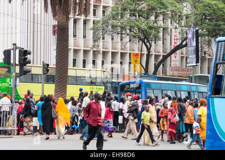 I pedoni a picco afterneoon ora su Viale Moi, Nairobi, Kenia Foto Stock