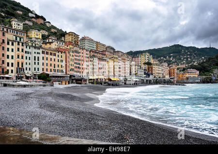 Vista di Camogli: un piccolo villaggio di pescatori e turistico Foto Stock