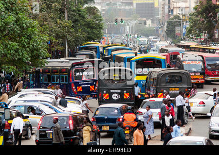 Ore di picco di traffico su Tom Mboya Avenue, Nairobi, Kenia Foto Stock