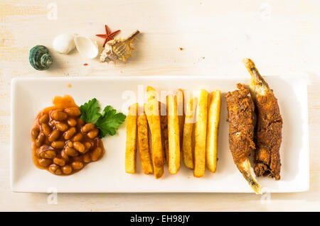 Pesce e patatine su una piastra. Antipasto con frutti di mare vista superiore Foto Stock