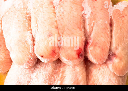 Congelati ali di pollo ricoperta di ghiaccio Foto Stock