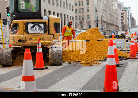 Costruzione comunale lavoratori a scavare nella strada di città - Washington DC, Stati Uniti d'America Foto Stock