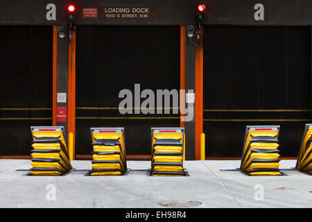 Barriera a cuneo veicolo barricate a noi Palazzo federale banchina di carico - Washington DC, Stati Uniti d'America Foto Stock