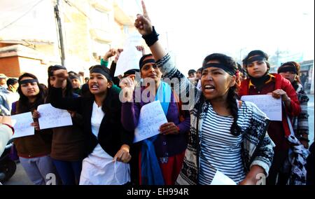 Kathmandu, Nepal. Decimo Mar, 2015. Activitists assistere ad una manifestazione di protesta contro la morte di un bambino di sei anni ragazza che secondo come riferito è stata violentata nel suo villaggio pochi giorni fa a Kathmandu, Nepal, Marzo 10, 2015. Credito: Sunil Sharma/Xinhua/Alamy Live News Foto Stock