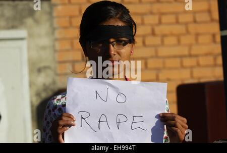 Kathmandu, Nepal. Decimo Mar, 2015. Un attivista tenendo un cartello assiste una protesta contro la morte di un bambino di sei anni ragazza che secondo come riferito è stata violentata nel suo villaggio pochi giorni fa a Kathmandu, Nepal, Marzo 10, 2015. Credito: Sunil Sharma/Xinhua/Alamy Live News Foto Stock