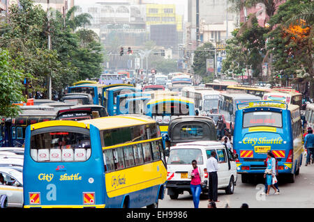 Ore di picco di traffico su Tom Mboya Avenue, Nairobi, Kenia Foto Stock