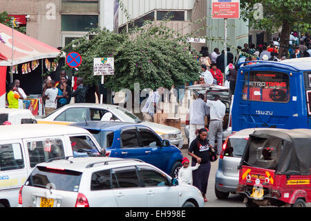 Ore di picco di traffico su Tom Mboya Avenue, Nairobi, Kenia Foto Stock