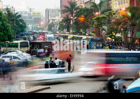 Ore di picco di traffico su Tom Mboya Avenue, Nairobi, Kenia Foto Stock