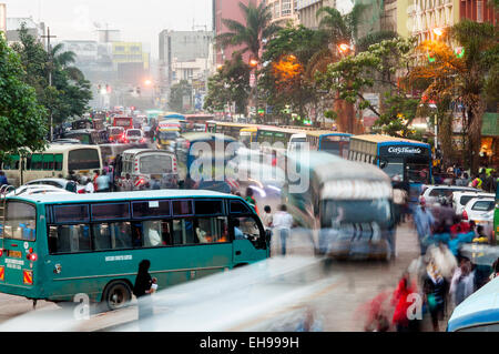 Ore di picco di traffico su Tom Mboya Avenue, Nairobi, Kenia Foto Stock