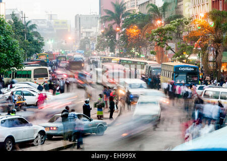 Ore di picco di traffico su Tom Mboya Avenue, Nairobi, Kenia Foto Stock