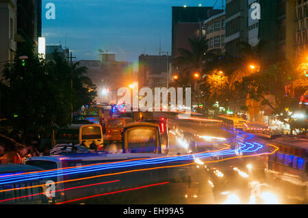 Ore di picco di traffico su Tom Mboya Avenue, Nairobi, Kenia Foto Stock