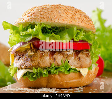 In casa sano hamburger di manzo e verdure fresche. Messa a fuoco selettiva Foto Stock
