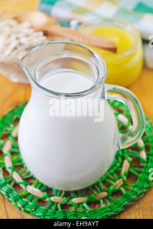 Latte, scaglie di oa e miele Foto Stock