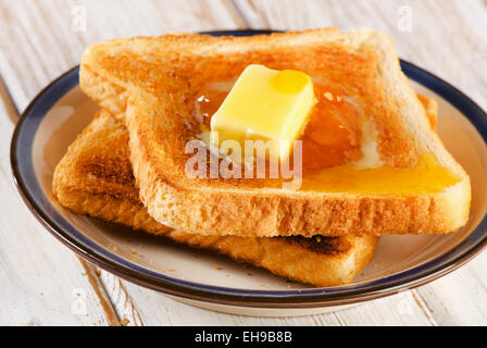 Due fette di pane tostato su uno sfondo di legno. Messa a fuoco selettiva Foto Stock