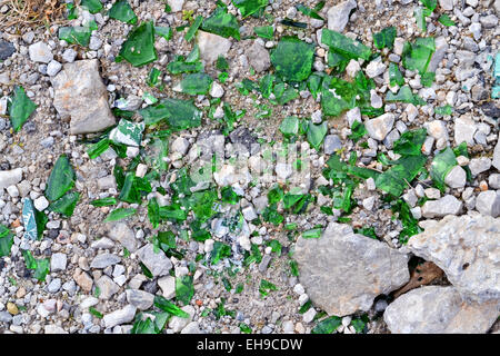 Piccoli pezzi di rottura di un vetro verde sul sentiero Foto Stock