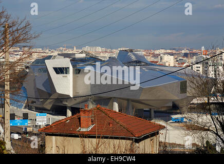 Livello alto vista contestuale da parte dell'occidente. Il Musée des Confluences, Lione, Francia. Architetto: COOP HIMMELB(L)AU, 2015. Foto Stock