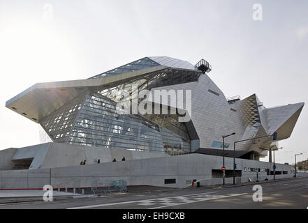 Vista generale lato dal sottopassaggio. Il Musée des Confluences, Lione, Francia. Architetto: COOP HIMMELB(L)AU, 2015. Foto Stock