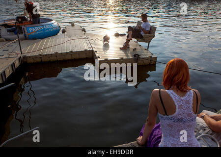 La passeggiata lungo il fiume Moldava è un luogo di incontro e un sacco di spazio per il tempo libero activitie Foto Stock