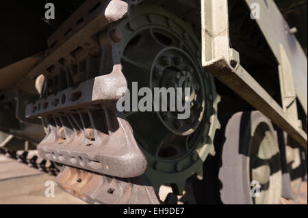 Ferro rack caterpillar di esercito di serbatoi che hanno visto la battaglia in attesa di essere richiamato in servizio e dovere Foto Stock