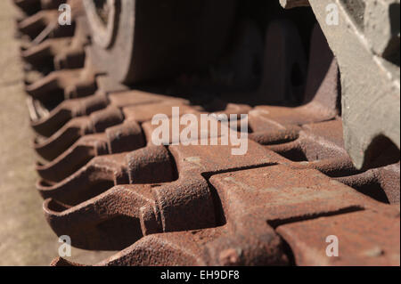 Ferro rack caterpillar di esercito di serbatoi che hanno visto la battaglia in attesa di essere richiamato in servizio e dovere Foto Stock