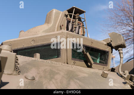 A prova di proiettile il vetro con una leggera angolazione per aiutare a deviare schegge sul serbatoio torretta con tergivetro e comms corazza trasparente Foto Stock