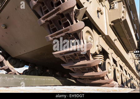 Ferro rack caterpillar di esercito di serbatoi che hanno visto la battaglia in attesa di essere richiamato in servizio e dovere Foto Stock