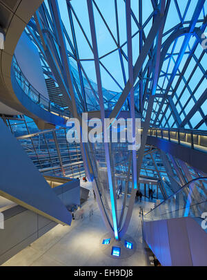 Vista interna intorno all'ingresso principale area al crepuscolo. Il Musée des Confluences, Lione, Francia. Architetto: COOP HIMMELB(L)AU, 2015. Foto Stock