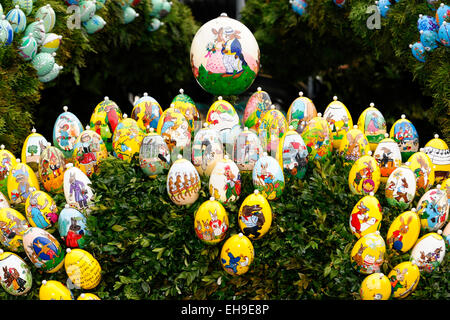 Dipinto di uova di Pasqua, Pasqua Fontana, Schechingen, Baden-Württemberg, Germania Foto Stock