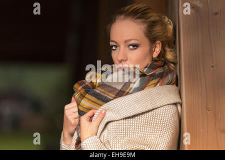 Giovane donna indossa abbigliamento invernale Foto Stock