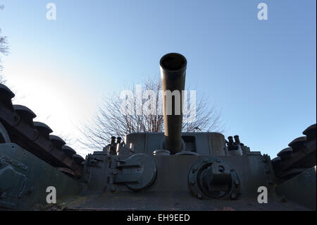 Quasi guardando verso il basso la canna della pistola ad un serbatoio britannico veicolo blindato ora custode di pace Foto Stock