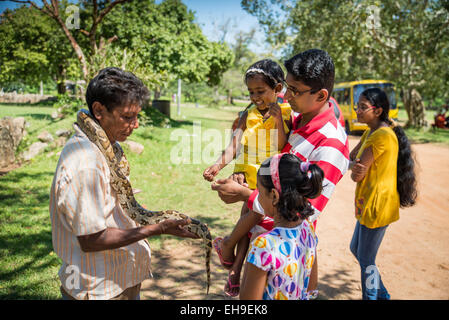 Sri Lanka - Monastero Anuradhapur, snake incantatore Foto Stock