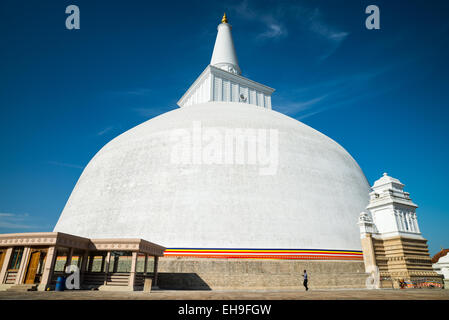 Pellegrini in Ruvanvelisaya Dagoba, Anuradhapura Città Antica, Sri Lanka, Asia Foto Stock