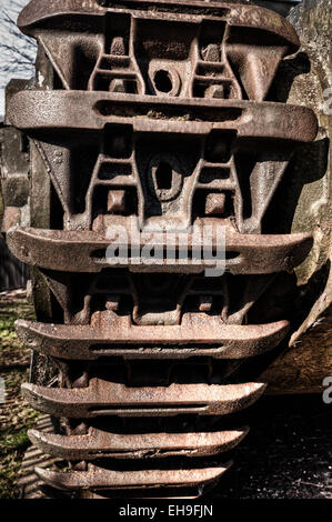 Ferro rack caterpillar di esercito di serbatoi che hanno visto la battaglia in attesa di essere richiamato in servizio e dovere Foto Stock