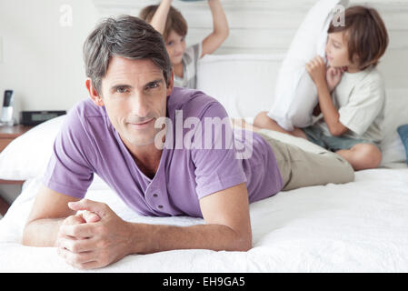 Padre con i ragazzi, ritratto Foto Stock