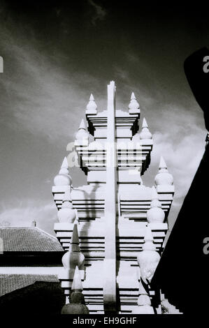 Tempio indù di architettura di Ubud a Bali in Indonesia nel sud-est asiatico. Edificio religioso Religione Cultura Chiaroscuro Wanderlust Travel Foto Stock