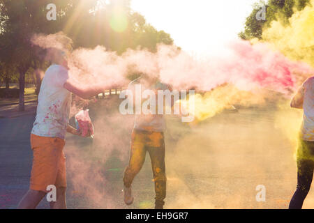 La gente di gettare polvere al Colour Run Foto Stock