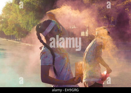 La gente di gettare polvere al Colour Run Foto Stock