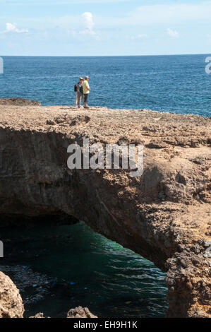 Baby Natural bridge è un residuo di una grotta sulle rive dell isola dei Caraibi Aruba e attrae molti turisti. Foto Stock