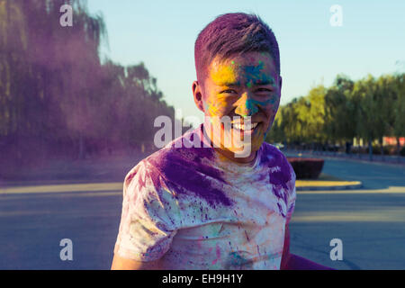 Giovane uomo al Colour Run Foto Stock